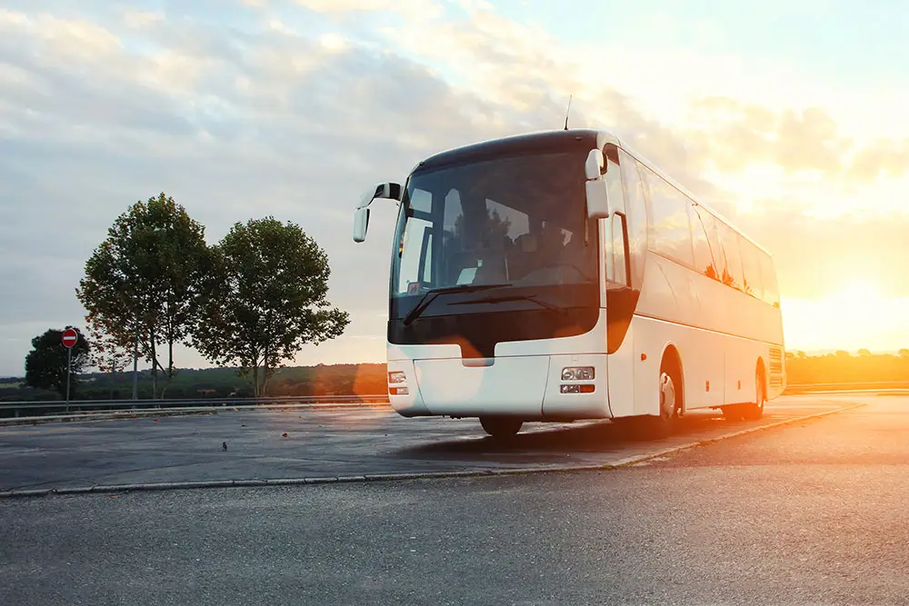 Autobus zaparkowany na parkingu przy autostradzie